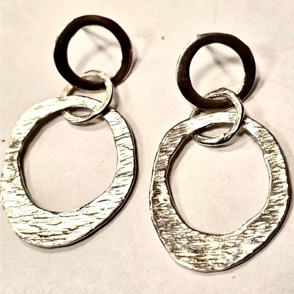 Silpada Vintage Sterling Silver Oxidized Textured Interlocking Circles Earrings - Picture 3 of 9